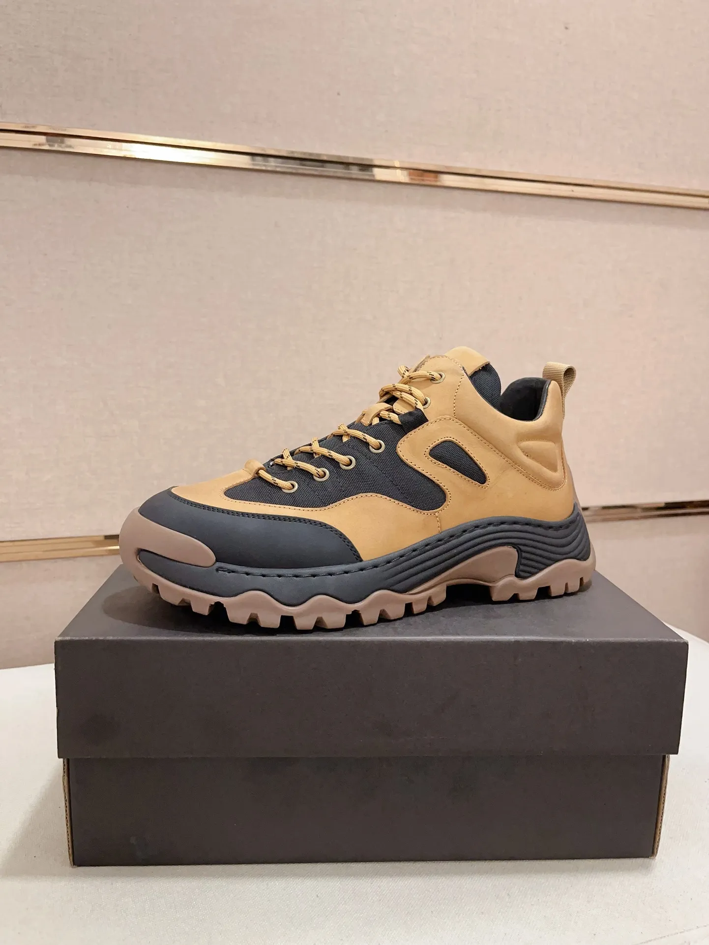 Factory Price: 360 Men's Men's Shoes💰North American Men's Shoes Ugg ☃️In the special sale of new high-quality men's shoes snow boots in autumn and winter, the nemesis of extreme cold weather! Made of cowhide leather, merino wool lining, and original outsole, whether driving, outdoor or daily wear, there is always one that suits you! Code number 39-44